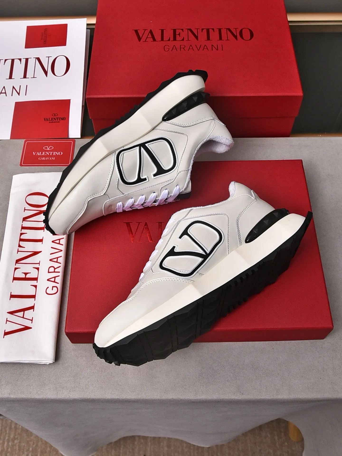 Men's men's shoes 💰560❣️🔺Valentino🔺Valentino New casual shoes Forrest Gump shoes Sports shoes ☑️ The latest popular models on the catwalk, the same style worn by Yang Yang, Zhang Yixing, Guan Xiaotong and many other stars. The upper is glued and embossed with craftsmanship. The oversized LG shows luxury and domineering. It is so beautiful that it is so handsome that it shows a different casualness and fashion. It is a must-have for men‼ ️Material: Original custom-made first-layer cowhide for the upper. Lining: High-density breathable terry cloth. Outsole: Original molded steel-stamped foam combination sole Size: Male 39~44 (45 is custom-made and non-returnable) Full set of counter original packaging